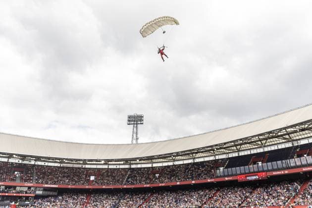 Sport Themen der Woche KW29 Sport Bilder des Tages ROTTERDAM - Parachutist lands on the pitch at De Kuip during the Feyenoord Festival, formerly Feyenoord s Open Day. At the festival, the players of Feyenoord 1 and Feyenoord Women 1 are presented to the supporters. BART STOUTJESDIJK ANP xVIxANPxSportx xxANPxIVx 563775044 originalFilename: 563775044.jpg