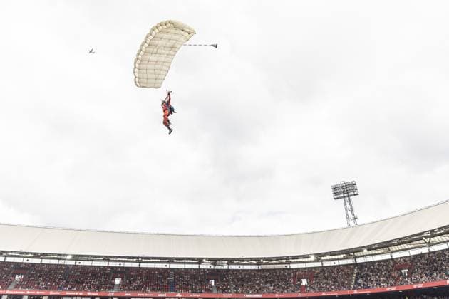 ROTTERDAM - Parachutist lands on the pitch at De Kuip during the Feyenoord Festival, formerly Feyenoord s Open Day. At the festival, the players of Feyenoord 1 and Feyenoord Women 1 are presented to the supporters. BART STOUTJESDIJK ANP xVIxANPxSportx xxANPxIVx 563775047 originalFilename: 563775047.jpg
