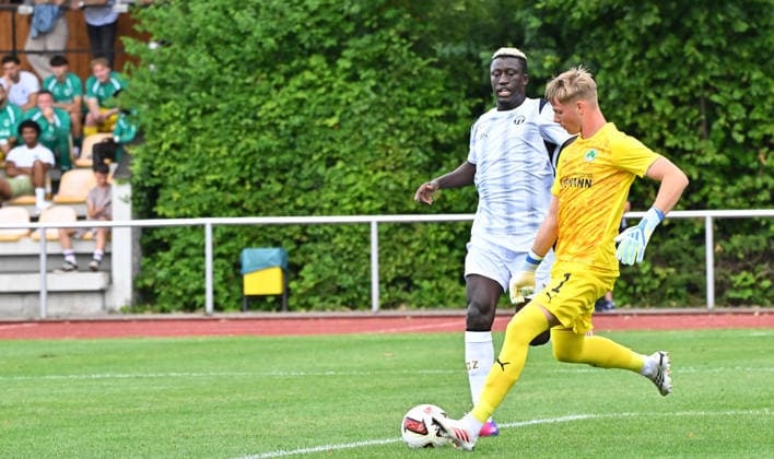 18.07.2026 - Fussball - Saison 2026 2027 - Testspiel Freundschaftsspiel Vorbereitungsspiel - SpVgg Greuther Fürth ( Kleeblatt ) - FC Zürich - Sportfoto Zink MeZi - xmexzix - regulations prohibit any use of photographs as image sequences and or quasi-video - only for editorial use - Florian Hellstern (1, SpVgg Greuther Fürth ) vor Philippe Paulin Keny (19, FC Zürich ) *** July 18, 2026 Soccer Season 2026–2027 Exhibition Match Friendly Match Preseason Match SpVgg Greuther Fürth Kleeblatt FC Zurich Sports Photo Zink MeZi xmexzix Regulations prohibit any use of photographs as image sequences and or quasi-video; for editorial use only. Florian HellStern 1, SpVgg Greuther Fürth in front of Philippe Paulin Keny 19, FC Zurich