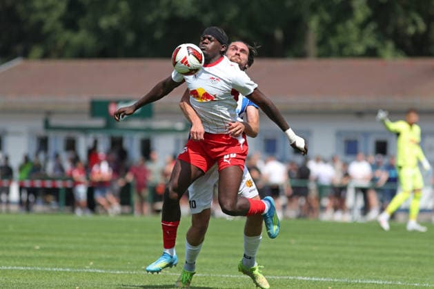 Sport Themen der Woche KW29 Sport Bilder des Tages Testspiel: RB Leipzig - VSG Altglienicke, 18.07.26 Castello Lukeba (23, RB Leipzig) vor Jonas Nietfeld (10, VSG Altglienicke). Fußball, Saison-Vorbereitung 2026 2027, Testspiel: RB Leipzig (1. Bundesliga) vs. VSG Altglienicke Berlin (Regionalliga Nordost) am 18.07.26 im Stadion am Bad, Markranstädt. *** Friendly Match: RB Leipzig vs. VSG Altglienicke, July 18, 2026, Castello Lukeba 23, RB Leipzig led by Jonas Nietfeld 10, VSG Altglienicke Soccer, 2026–2027 Preseason, Friendly Match: RB Leipzig (1. Bundesliga) vs. VSG Altglienicke (Berlin Regionalliga Nordost) on July 18, 2026, at Stadion am Bad, Markranstädt Copyright: xBEAUTIFULxSPORTS JanxKaeferx