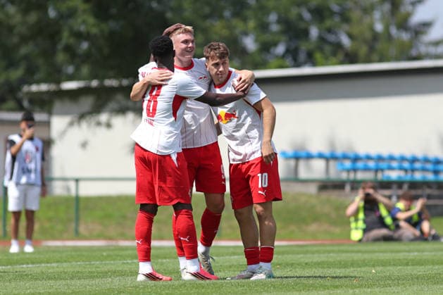 Testspiel: RB Leipzig - VSG Altglienicke, 18.07.26 Tor-Jubel bei Conrad Harder (9, RB Leipzig mitte) und Brajan Gruda (10, RB Leipzig rechts). Fußball, Saison-Vorbereitung 2026 2027, Testspiel: RB Leipzig (1. Bundesliga) vs. VSG Altglienicke Berlin (Regionalliga Nordost) am 18.07.26 im Stadion am Bad, Markranstädt. *** Friendly Match: RB Leipzig vs. VSG Altglienicke, July 18, 2026. Goal celebration by Conrad Harder (9), RB Leipzig (center), and Brajan Gruda (10), RB Leipzig (right). Soccer, 2026–2027 preseason, Friendly match: RB Leipzig (1. Bundesliga) vs. VSG Altglienicke (Berlin, Regionalliga Nordost) on July 18, 2026, at Stadion am Bad, Markranstädt Copyright: xBEAUTIFULxSPORTS JanxKaeferx