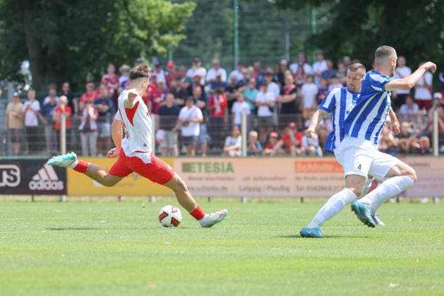 18.07.2026, xtgx, Fussball Testspiel, RB Leipzig - VSG Altglienicke emspor, v.l. Brajan Gruda (Leipzig, 10) schiesst Tor, schießt, Torschuetze, erzielt Tor, Treffer, scores the goal 1:0 (DFL DFB REGULATIONS PROHIBIT ANY USE OF PHOTOGRAPHS as IMAGE SEQUENCES and or QUASI-VIDEO) Markranstädt *** July 18, 2026, xtgx, Soccer Friendly Match, RB Leipzig vs. VSG Altglienicke emspor, from left: Brajan Gruda (Leipzig), No. 10 scores a goal, shoots, goal scorer, scores a goal, goal, scores the goal 1–0 DFL DFB REGULATIONS PROHIBIT ANY USE OF PHOTOGRAPHS as IMAGE SEQUENCES and or QUASI-VIDEO Markranstädt