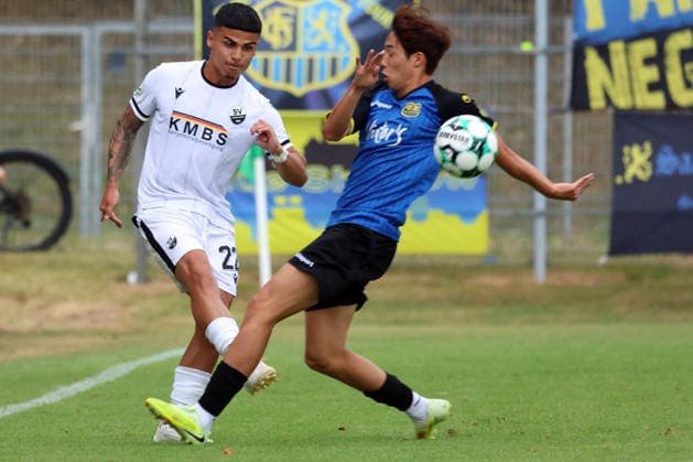 18.07.2026, xrekx, Fussball Testspiel, SV Sandhausen - 1. FC Saarbruecken v.l. Seyhan Yigit (SV Sandhausen) Seung-Joon Lee (1. FC Saarbruecken) Zweikampf, Aktion, action, battle for the ball (DFL DFB REGULATIONS PROHIBIT ANY USE OF PHOTOGRAPHS as IMAGE SEQUENCES and or QUASI-VIDEO) Lautenbach *** July 18, 2026, xrekx, Soccer Friendly Match, SV Sandhausen vs. 1. FC Saarbrücken, Seyhan Yigit (SV Sandhausen), Seung Joon Lee (1. FC Saarbrücken), Tackle, Action, battle for the ball. DFL and DFB regulations prohibit any use of photographs as image sequences and or quasi-video. Lautenbach