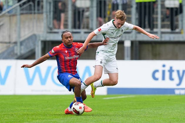 18.07.2026, xydrx, Fußball, Testspiel, Wuppertaler SV - Borussia Mönchengladbach, Saison 2026 2027, Stadion am Zoo: Ariyou Ayinla (Wuppertaler SV, 27) im Zweikampf gegen Edin Biber (Borussia Moenchengladbach, 24) DFB regulations prohibit any use of photographs as image sequences and or quasi-video. *** July 18, 2026, xydrx, soccer, exhibition match, Wuppertaler SV vs. Borussia Mönchengladbach, 2026–2027 season, Stadion am Zoo, Ariyou Ayinla (Wuppertaler SV), 27, in a tackle against Edin Biber (Borussia Mönchengladbach), 24. DFB regulations prohibit any use of photographs as image sequences and or quasi-video. Copyright: HMBxMedia YannisxDreimann