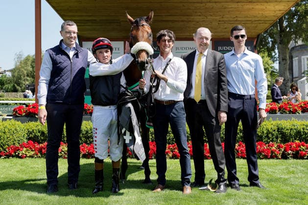 Sport Bilder des Tages REPRO FREE *PRESS RELEASE NO REPRODUCTION FEE* EDITORIAL USE ONLY Curragh Racing Juddmonte Irish Oaks Weekend, Curragh Racecourse, Kildare 18 7 2026 Juddmonte Lead Artist Irish European Breeders Fund Chris Hayes and the winning connections celebrate after the race Chris Hayes and the winning connections celebrate after the race 18 7 2026  Copyright: xLaszloxGeczox LG_18-07-2026_028815