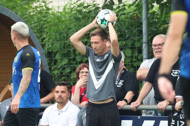 18.07.2026, xrekx, Fussball Testspiel, SV Sandhausen - 1. FC Saarbruecken v.l. Kevin Stotz, Trainer (SV Sandhausen) (DFL DFB REGULATIONS PROHIBIT ANY USE OF PHOTOGRAPHS as IMAGE SEQUENCES and or QUASI-VIDEO) Lautenbach *** July 18, 2026, xrekx, soccer exhibition match, SV Sandhausen vs. FC Saarbrücken, photo by Kevin Stotz, coach of SV Sandhausen. DFL and DFB regulations prohibit any use of photographs as image sequences and or quasi-video. Lautenbach