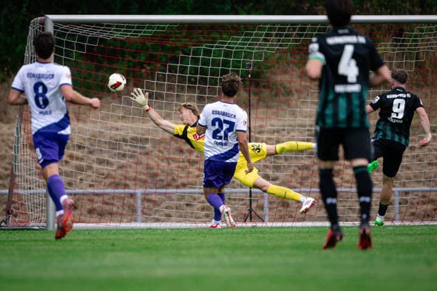 Sport Bilder des Tages Tor zum 1:0 durch Benjamin Kaellmann (Hannover 96), Hannover 96 vs. VfL Osnabrueck, Fussball, 2. Bundesliga, Testspiel, 18.07.2026 DFB regulations prohibit any use of photographs as image sequences and or quasi-video Iserlohn Nordrhein-Westfalen Deutschland *** Goal for the 1-0 lead by Benjamin Kaellmann of Hannover 96, Hannover 96 vs. VfL Osnabrück, Soccer, 2. Bundesliga, Friendly Match, July 18, 2026. DFB regulations prohibit any use of photographs as image sequences and or quasi-video. Iserlohn, North Rhine-Westphalia, Germany Copyright: xkolbert-press MarcxNiemeyerx