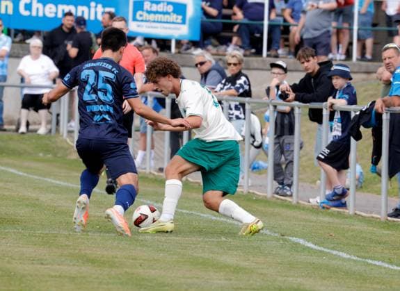 CFC vs Greuther Fürth U23 18.07.2026 Chemnitz, Stadion an der Irkutsker Straße, Fussball, Regionalliga Nordost, , Testspiel , CFC, CFC vs Greuther Fürth U23 vlnr: Roman Eppendorfer und Leander Nicolas Popp Chemnitz Sachsen BRD *** CFC vs. Greuther Fürth U23, July 18, 2026, Chemnitz, Stadion an der Irkutsker Straße, Sports, Soccer, Northeast Regional League, , Friendly Match, CFC, CFC vs. Greuther Fürth U23 (from left to right): Roman Eppendorfer and Leander Nicolas Popp, Chemnitz, Saxony, Germany