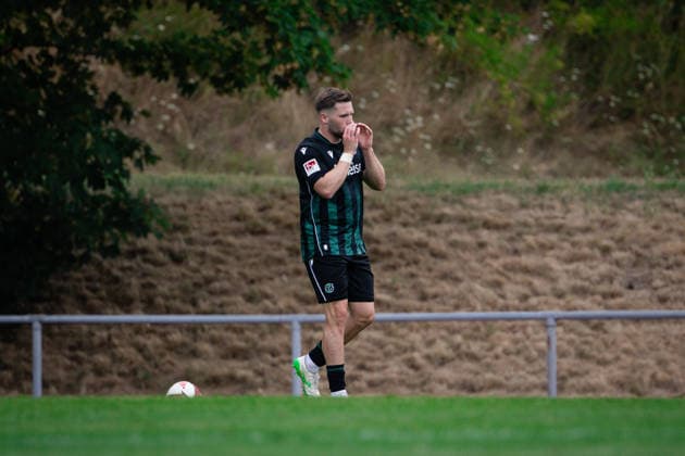 Torjubel zum 1:0 durch Benjamin Kaellmann (Hannover 96), Hannover 96 vs. VfL Osnabrueck, Fussball, 2. Bundesliga, Testspiel, 18.07.2026 DFB regulations prohibit any use of photographs as image sequences and or quasi-video Iserlohn Nordrhein-Westfalen Deutschland *** Goal celebration for the 1-0 by Benjamin Kaellmann of Hannover 96, Hannover 96 vs. VfL Osnabrück, Soccer, 2. Bundesliga, Friendly Match, July 18, 2026. DFB regulations prohibit any use of photographs as image sequences and or quasi-video. Iserlohn, North Rhine-Westphalia, Germany Copyright: xkolbert-press MarcxNiemeyerx