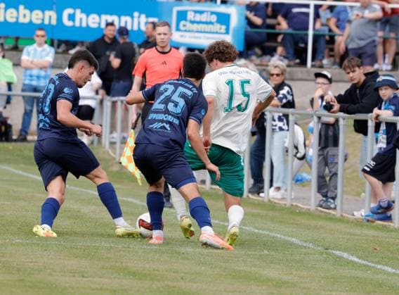 CFC vs Greuther Fürth U23 18.07.2026 Chemnitz, Stadion an der Irkutsker Straße, Fussball, Regionalliga Nordost, , Testspiel , CFC, CFC vs Greuther Fürth U23 vlnr: Maurizio Grimaldi, Roman Eppendorfer und Leander Nicolas Popp Chemnitz Sachsen BRD *** CFC vs. Greuther Fürth U23, July 18, 2026, Chemnitz, Stadion an der Irkutsker Straße, Sports, Soccer, Northeast Regional League, , Friendly Match, CFC, CFC vs. Greuther Fürth U23 (from left to right): Maurizio Grimaldi, Roman Eppendorfer, and Leander Nicolas Popp, Chemnitz, Saxony, Germany