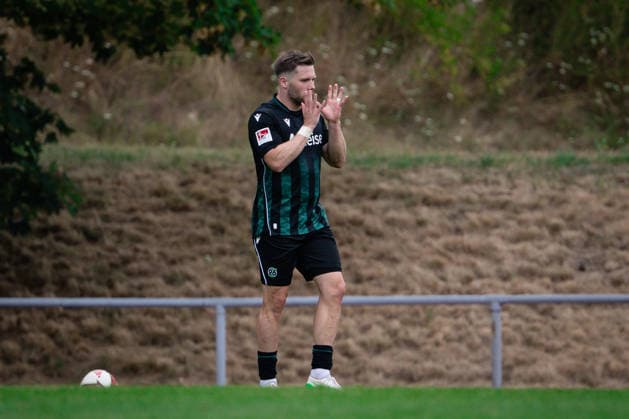 Torjubel zum 1:0 durch Benjamin Kaellmann (Hannover 96), Hannover 96 vs. VfL Osnabrueck, Fussball, 2. Bundesliga, Testspiel, 18.07.2026 DFB regulations prohibit any use of photographs as image sequences and or quasi-video Iserlohn Nordrhein-Westfalen Deutschland *** Goal celebration for the 1-0 by Benjamin Kaellmann of Hannover 96, Hannover 96 vs. VfL Osnabrück, Soccer, 2. Bundesliga, Friendly Match, July 18, 2026. DFB regulations prohibit any use of photographs as image sequences and or quasi-video. Iserlohn, North Rhine-Westphalia, Germany Copyright: xkolbert-press MarcxNiemeyerx