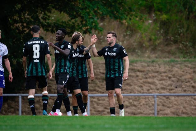 Torjubel zum 1:0 durch Benjamin Kaellmann (Hannover 96), Hannover 96 vs. VfL Osnabrueck, Fussball, 2. Bundesliga, Testspiel, 18.07.2026 DFB regulations prohibit any use of photographs as image sequences and or quasi-video Iserlohn Nordrhein-Westfalen Deutschland *** Goal celebration for the 1-0 by Benjamin Kaellmann of Hannover 96, Hannover 96 vs. VfL Osnabrück, Soccer, 2. Bundesliga, Friendly Match, July 18, 2026. DFB regulations prohibit any use of photographs as image sequences and or quasi-video. Iserlohn, North Rhine-Westphalia, Germany Copyright: xkolbert-press MarcxNiemeyerx