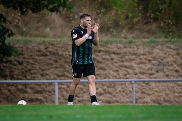 Torjubel zum 1:0 durch Benjamin Kaellmann (Hannover 96), Hannover 96 vs. VfL Osnabrueck, Fussball, 2. Bundesliga, Testspiel, 18.07.2026 DFB regulations prohibit any use of photographs as image sequences and or quasi-video Iserlohn Nordrhein-Westfalen Deutschland *** Goal celebration for the 1-0 by Benjamin Kaellmann of Hannover 96, Hannover 96 vs. VfL Osnabrück, Soccer, 2. Bundesliga, Friendly Match, July 18, 2026. DFB regulations prohibit any use of photographs as image sequences and or quasi-video. Iserlohn, North Rhine-Westphalia, Germany Copyright: xkolbert-press MarcxNiemeyerx