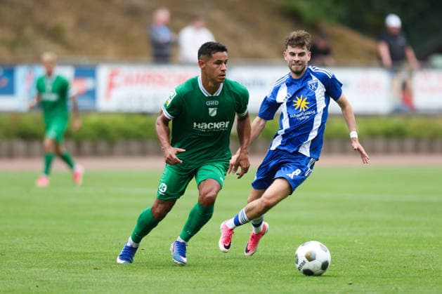Sport Bilder des Tages 18.07.2026, Fussball, Herren, Regionalliga Nord, Testspiel, BSV Kickers Emden - SV Rödinghausen Bogdan Shubin (blau 8 BSV Kickers Emden) im Zweikampf mit Allan Firmino Dantas (11 SV Rödinghausen) *** July 18, 2026, Soccer, Men s, Regionalliga Nord, Friendly Match, BSV Kickers Emden vs. SV Rödinghausen, Bogdan Shubin (blue, 8) of BSV Kickers Emden in a tackle with Allan Firmino Dantas ( 11) of SV Rödinghausen