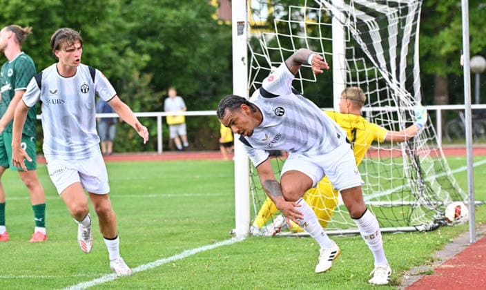 18.07.2026 - Fussball - Saison 2026 2027 - Testspiel Freundschaftsspiel Vorbereitungsspiel - SpVgg Greuther Fürth ( Kleeblatt ) - FC Zürich - Sportfoto Zink MeZi - xmexzix - regulations prohibit any use of photographs as image sequences and or quasi-video - only for editorial use - Torjubel Jubel Freude nach Treffer Tor Torschuß zum 1:1 durch Juan Jose Perea Mendoza (9, Zürich) *** July 18, 2026 Soccer Season 2026–2027 Exhibition Match Friendly Match Preseason Match SpVgg Greuther Fürth Kleeblatt FC Zurich Sports Photo Zink MeZi xmexzix Regulations prohibit any use of photographs as image sequences and or quasi-video; for editorial use only Goal celebrationCelebration Joy after a goal Goal Shot on goal for the 1–1 equalizer by Juan Jose Perea Mendoza 9, Zurich