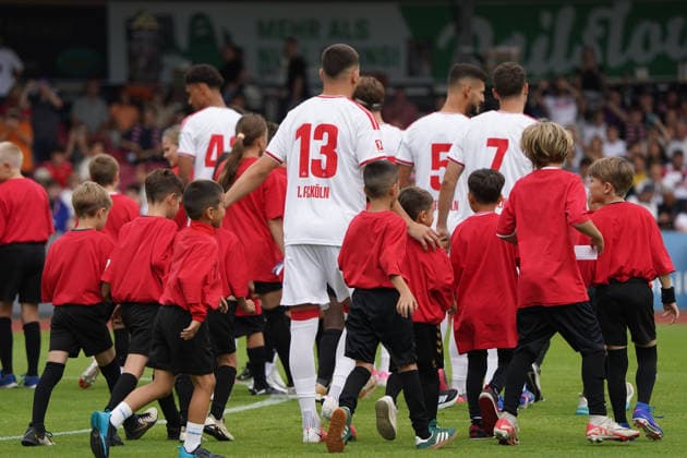 18 .07.2026, Fussball, Köln, Testspiel, Freundschaftsspiel, FC Rheinsüd Köln vs 1.FC Köln, südstadion Köln, Said El Mala 1.FC Köln, mit einlaufkindern *** July 18, 2026, Soccer, Cologne, Exhibition Match, Friendly Match, FC Rheinsüd Köln vs. 1. FC Köln, Südstadion Cologne, Said El Mala (1. FC Köln), with honorary ball girls and boys