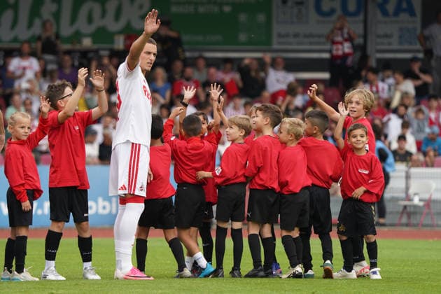 18 .07.2026, Fussball, Köln, Testspiel, Freundschaftsspiel, FC Rheinsüd Köln vs 1.FC Köln, südstadion Köln, Said El Mala 1.FC Köln, mit Einlaudkindern, auflaufkindern, eskortenkindern *** July 18, 2026, Soccer, Cologne, Exhibition Match, Friendly Match, FC Rheinsüd Köln vs. 1. FC Köln, Südstadion Cologne, Said El Mala (1. FC Köln), with children serving as ushers, children leading the players onto the field, and children acting as escorts