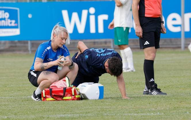 CFC vs Greuther Fürth U23 18.07.2026 Chemnitz, Stadion an der Irkutsker Straße, Fussball, Regionalliga Nordost, , Testspiel , CFC, CFC vs Greuther Fürth U23 Ein CFC- Spieler wird behandelt Chemnitz Sachsen BRD *** CFC vs. Greuther Fürth U23, July 18, 2026, Chemnitz, Stadion an der Irkutsker Straße, Sports, Soccer, Northeast Regional League, , Friendly Match, CFC, CFC vs. Greuther Fürth U23, A CFC player receives medical attention, Chemnitz, Saxony, Germany