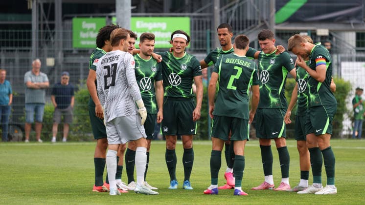 VfL vs Verl, Testspiel Wolfsburg, 18.07.2026, Fußball, Herren, Saison 2026 2027, 2. BL, VfL Wolfsburg vs SC Verl, Testspiel, VfL Mannschaft im Kreis vor dem Spiel Niedersachsen Deutschland *** VfL vs. Verl, Friendly Match in Wolfsburg, July 18, 2026, Soccer, Men s, 2026–2027 Season, 2. Bundesliga, VfL Wolfsburg vs. SC Verl, Friendly Match, VfL Team Gathering in a Circle Before the Game, Lower Saxony, Germany