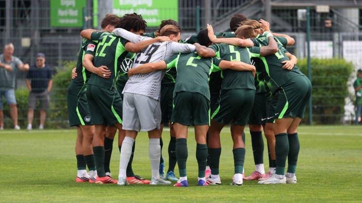 VfL vs Verl, Testspiel Wolfsburg, 18.07.2026, Fußball, Herren, Saison 2026 2027, 2. BL, VfL Wolfsburg vs SC Verl, Testspiel, VfL Mannschaft im Kreis vor dem Spiel Niedersachsen Deutschland *** VfL vs. Verl, Friendly Match in Wolfsburg, July 18, 2026, Soccer, Men s, 2026–2027 Season, 2. Bundesliga, VfL Wolfsburg vs. SC Verl, Friendly Match, VfL Team Gathering in a Circle Before the Game, Lower Saxony, Germany