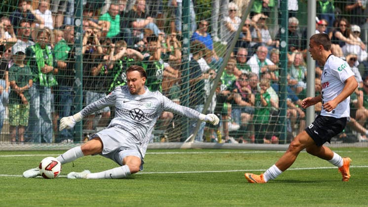 VfL vs Verl, Testspiel Wolfsburg, 18.07.2026, Fußball, Herren, Saison 2026 2027, 2. BL, VfL Wolfsburg vs SC Verl, Testspiel, Torwart Timon Wellenreuther (VfL Wolfsburg), Bilal Yalcinkaya (Verl) Niedersachsen Deutschland *** VfL vs. Verl, Friendly Match, Wolfsburg, July 18, 2026, Soccer, Men s, 2026–2027 Season, 2. Bundesliga, VfL Wolfsburg vs. SC Verl, Friendly Match, Goalkeeper Timon Wellenreuther (VfL Wolfsburg), Bilal Yalcinkaya (Verl), Lower Saxony, Germany