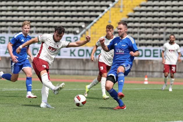 Thomas Kastanaras 24 (FC Augsburg) trifft das Tor zum 1:0, Jannik Schuster 17 (TSV Rain Lech), FC Augsburg vs. BFV-Schwaben-Auswahl, Fussball, 1. Bundesliga, Testspiel, Saison 2026 27, 18.07.2026 Augsburg Bayern Deutschland *** Thomas Kastanaras, 24, of FC Augsburg scores the 1-0 goal, Jannik Schuster 17, TSV Rain Lech; FC Augsburg vs. BFV Schwaben Select, Soccer, Bundesliga 1, Friendly, 2026–27 Season, July 18, 2026, Augsburg, Bavaria, Germany Copyright: xkolbert-press ChristianxKolbertx
