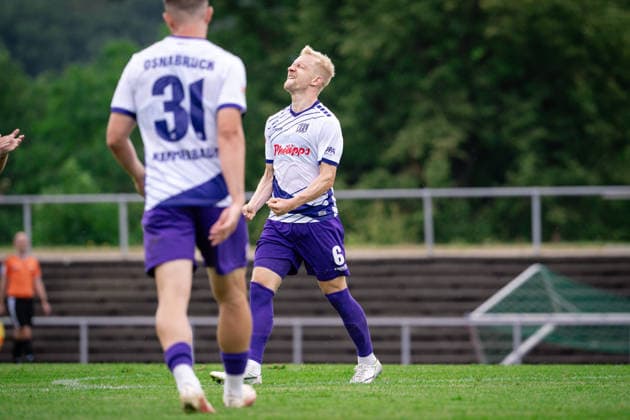 Torjubel zum 1:1 durch Bryan Henning 6 (Osnabrueck), Hannover 96 vs. VfL Osnabrueck, Fussball, 2. Bundesliga, Testspiel, 18.07.2026 DFB regulations prohibit any use of photographs as image sequences and or quasi-video Iserlohn Nordrhein-Westfalen Deutschland *** Goal celebration for the 1-1 equalizer by Bryan Henning (No. 6, Osnabrück), Hannover 96 vs. VfL Osnabrück, Soccer, 2. Bundesliga, Friendly Match, July 18, 2026. DFB regulations prohibit any use of photographs as image sequences and or quasi-video. Iserlohn, North Rhine-Westphalia, Germany Copyright: xkolbert-press MarcxNiemeyerx