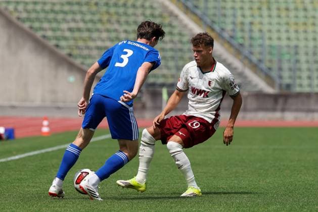im Zweikampf, Aktion, mit Leonard Kasper 3 (FV Illertissen), Robin Fellhauer 19 (FC Augsburg), FC Augsburg vs. BFV-Schwaben-Auswahl, Fussball, 1. Bundesliga, Testspiel, Saison 2026 27, 18.07.2026 Augsburg Bayern Deutschland *** One-on-one, Action, featuring Leonard Kasper (3 FV Illertissen), Robin Fellhauer (19 FC Augsburg), FC Augsburg vs. BFV Schwaben Select Team, Soccer, 1st Bundesliga, Friendly, 2026–27 season, July 18, 2026, Augsburg, Bavaria, Germany Copyright: xkolbert-press ChristianxKolbertx