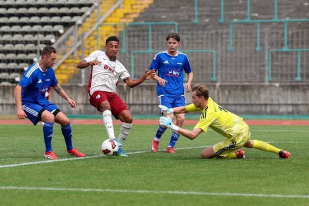 im Zweikampf, Aktion, mit Jannik Schuster 17 (TSV Rain Lech), Sima Suso 8 (FC Augsburg), Julius Aschmann 8 , Maximilian Engl 1 (FC Pipinsried), FC Augsburg vs. BFV-Schwaben-Auswahl, Fussball, 1. Bundesliga, Testspiel, Saison 2026 27, 18.07.2026 Augsburg Bayern Deutschland *** One-on-one, action, featuring Jannik Schuster 17 (TSV Rain Lech), Sima Suso 8 (FC Augsburg), Julius Aschmann 8, Maximilian Engl 1 (FC Pipinsried), FC Augsburg vs. BFV Schwaben Select Team, soccer, Bundesliga 1, Friendly, 2026–27 Season, July 18, 2026, Augsburg, Bavaria, Germany Copyright: xkolbert-press ChristianxKolbertx