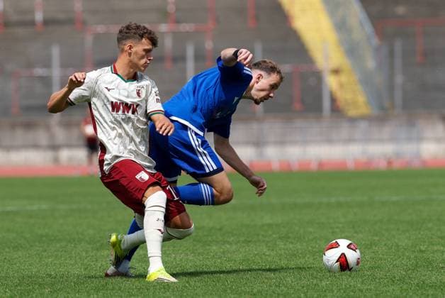 Sport Bilder des Tages im Zweikampf, Aktion, mit Robin Fellhauer 19 (FC Augsburg), FC Augsburg vs. BFV-Schwaben-Auswahl, Fussball, 1. Bundesliga, Testspiel, Saison 2026 27, 18.07.2026 Augsburg Bayern Deutschland *** One-on-one, Action, featuring Robin Fellhauer (19), FC Augsburg; FC Augsburg vs. BFV Schwaben Select Team; Soccer; Bundesliga 1; Friendly Match; 2026–27 Season; July 18, 2026; Augsburg, Bavaria, Germany Copyright: xkolbert-press ChristianxKolbertx