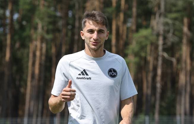18.07.2026 - Fussball - Saison 2026 2027 - Testspiel Freundschaftsspiel Vorbereitungsspiel: 1. FC Nürnberg Nuernberg FCN ( Club ) - SV Waldhof Mannheim 07 - Sportfoto Zink DaMa - xdaxmax - Adam Markhiev (6, 1. FC Nürnberg FCN ) zeigt Daumen hoch Daumen nach oben *** July 18, 2026 Soccer Season 2026–2027 Exhibition Match Friendly Match Preseason Match 1 FC Nürnberg Nuremberg FCN Club SV Waldhof Mannheim 07 Sports Photo Zink DaMa xdaxmax Adam Markhiev 6, 1 FC Nuremberg FCN gives a thumbs-up