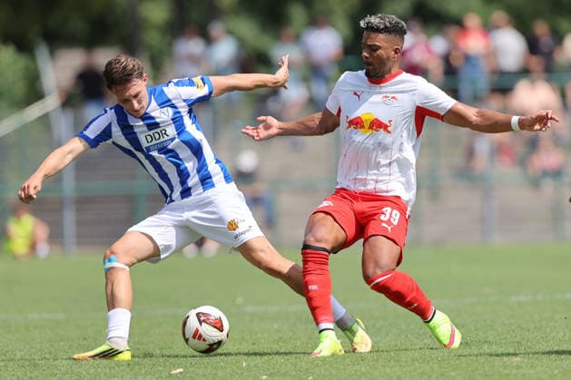 18.07.2026, xtgx, Fussball Testspiel, RB Leipzig - VSG Altglienicke emspor, v.l. Jonas Saliger (Altglienicke, 19), Benjamin Henrichs (Leipzig, 39) Zweikampf, Duell, Kampf, tackle (DFL DFB REGULATIONS PROHIBIT ANY USE OF PHOTOGRAPHS as IMAGE SEQUENCES and or QUASI-VIDEO) Markranstädt *** July 18, 2026, xtgx, Soccer Friendly Match, RB Leipzig vs. VSG Altglienicke emspor, from left: Jonas Saliger (Altglienicke), 19, Benjamin Henrichs, Leipzig, 39, tackle, duel, battle, DFL DFB REGULATIONS PROHIBIT ANY USE OF PHOTOGRAPHS AS IMAGE SEQUENCES AND OR QUASI-VIDEO, Markranstädt