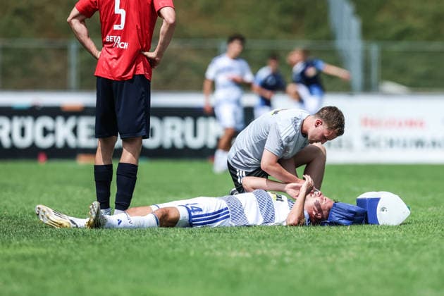 Fussball, 3.Liga Saison 2026 2027 Testspiel Bonner SC - MSV Duisburg 18.07.2026, Sportpark Nord Conor Noß (MSV Duisburg,14) wird auf dem Platz behandelt Bonn Sportpark Nord Nordrhein-Westfalen Deutschland *** Sports, Soccer, 3rd Division, 2026–2027 Season, Friendly Match: Bonner SC vs. MSV Duisburg, July 18, 2026, Sportpark Nord; Conor Noß (MSV Duisburg, age 14) is receiving treatment on the field at Sportpark Nord in Bonn, North Rhine-Westphalia, Germany