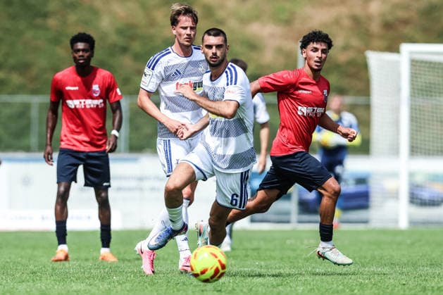 Fussball, 3.Liga Saison 2026 2027 Testspiel Bonner SC - MSV Duisburg 18.07.2026, Sportpark Nord Rasim Bulic (MSV Duisburg, 6) li, Zweikampf Bonn Sportpark Nord Nordrhein-Westfalen Deutschland *** Sports, Soccer, 3rd Division, 2026–2027 Season, Friendly Match: Bonner SC vs. MSV Duisburg, July 18, 2026, Sportpark Nord, Rasim Bulic (MSV Duisburg), 6th row, tackle, Bonn, Sportpark Nord, North Rhine-Westphalia, Germany