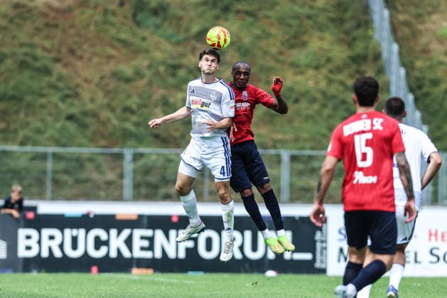 Fussball, 3.Liga Saison 2026 2027 Testspiel Bonner SC - MSV Duisburg 18.07.2026, Sportpark Nord Martin Ens (MSV Duisburg, 4) Zweikampf Bonn Sportpark Nord Nordrhein-Westfalen Deutschland *** Sports, Soccer, 3rd Division, 2026–2027 Season, Friendly Match: Bonner SC vs. MSV Duisburg, July 18, 2026, Sportpark Nord, Martin Ens, MSV Duisburg, 4 Tackles, Bonn, Sportpark Nord, North Rhine-Westphalia, Germany
