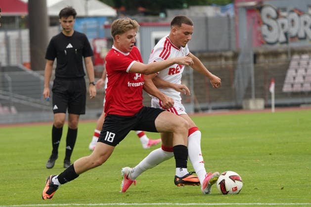 18 .07.2026, Fussball, Köln, Testspiel, Freundschaftsspiel, FC Rheinsüd Köln vs 1.FC Köln, südstadion Köln, Tim Wardemann FC Rheinsüd , Said El Mala 1.FC Köln, Aktion, Einzelbild *** July 18, 2026, Soccer, Cologne, Exhibition Match, Friendly Match, FC Rheinsüd Köln vs. 1. FC Köln, Südstadion Cologne, Tim Wardemann (FC Rheinsüd), Said El Mala (1. FC Köln), Action, Still Image