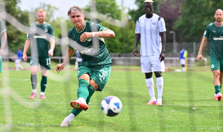 18.07.2026 - Fussball - Saison 2026 2027 - Testspiel Freundschaftsspiel Vorbereitungsspiel - SpVgg Greuther Fürth ( Kleeblatt ) - FC Zürich - Sportfoto Zink - xwoxzix - regulations prohibit any use of photographs as image sequences and or quasi-video - only for editorial use - Felix Klaus (30, SpVgg Greuther Fürth ) erzielt Treffer Tor Torschuß zum 3:2 per Elfmeter Strafstoß *** July 18, 2026 Soccer Season 2026–2027 Exhibition Match Friendly Match Preseason Match SpVgg Greuther Fürth Kleeblatt FC Zurich Sports Photo Zink xwoxzix regulations prohibit any use of photographs as image sequences and or quasi-video; for editorial use only Felix Klaus 30, SpVgg Greuther Fürth scores a goal—a shot on goal resulting in a 3–2 lead via a penalty kick