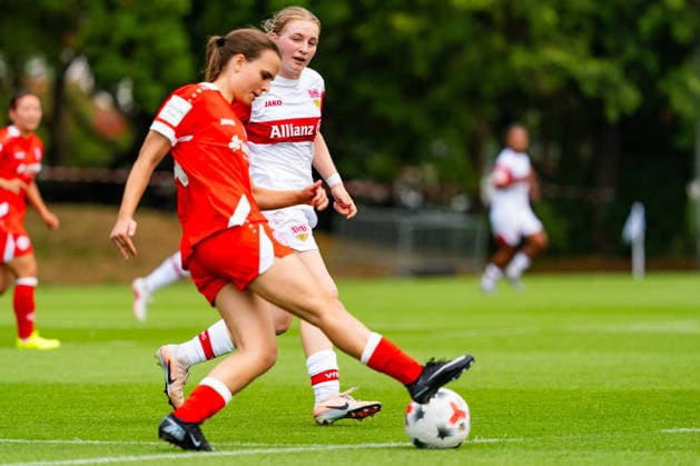 Testspiel: VfB Stuttgart vs. 1. FSV Mainz 05; 18.07.2026 Stuttgart, GERMANY - 18. July 2027: Linette Hofmann (VfB Stuttgart, 2) im Zweikampf während dem Testspiel zwischen dem VfB Stuttgart und dem 1. FSV Mainz 05 auf dem Sportgelände des Clubzentrum des VfB Stuttgart. *** Friendly Match: VfB Stuttgart vs. 1. FSV Mainz 05, July 18, 2026, Stuttgart, GERMANY July 18, 2027 Linette Hofmann VfB Stuttgart, No. 2 in a tackle during the friendly match between VfB Stuttgart and 1 FSV Mainz 05 at the sports complex of the VfB Stuttgart Club Center Copyright: xBEAUTIFULxSPORTS Steinx