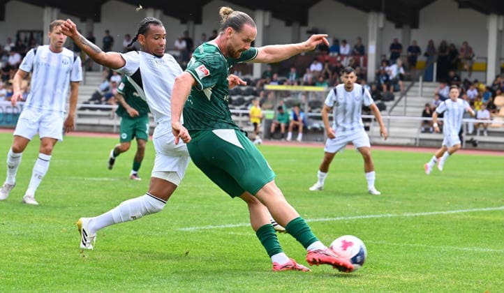 18.07.2026 - Fussball - Saison 2026 2027 - Testspiel Freundschaftsspiel Vorbereitungsspiel - SpVgg Greuther Fürth ( Kleeblatt ) - FC Zürich - Sportfoto Zink - xwoxzix - regulations prohibit any use of photographs as image sequences and or quasi-video - only for editorial use - Juan Jose Perea Mendoza (9, FC Zürich ) Jannis Heuer (22, SpVgg Greuther Fürth ) *** July 18, 2026 Soccer Season 2026–2027 Exhibition Match Friendly Match Preseason Match SpVgg Greuther Fürth Kleeblatt FC Zurich Sports Photo Zink xwoxzix regulations prohibit any use of photographs as image sequences and or quasi-video; for editorial use only Juan Jose Perea Mendoza 9, FC Zurich; Jannis Heuer 22, SpVgg Greuther Fürth