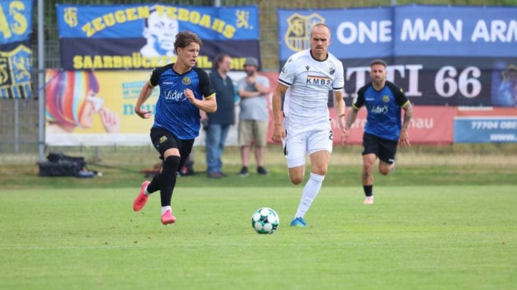 18.07.2026, xrekx, Fussball Testspiel, SV Sandhausen - 1. FC Saarbruecken v.l. Daniel Gleiber (1. FC Saarbruecken) Phil Halbauer (SV Sandhausen) (DFL DFB REGULATIONS PROHIBIT ANY USE OF PHOTOGRAPHS as IMAGE SEQUENCES and or QUASI-VIDEO) Lautenbach *** July 18, 2026, xrekx, Soccer Friendly Match, SV Sandhausen 1 vs. FC Saarbrücken, photo by Daniel Gleiber, FC Saarbrücken, Phil Halbauer, SV Sandhausen. DFL and DFB regulations prohibit any use of photographs as image sequences and or quasi-video. Lautenbach