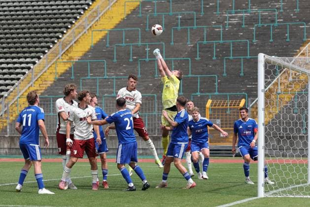 Sport Bilder des Tages im Zweikampf, Aktion, mit Robin Fellhauer 19 (FC Augsburg), Maximilian Engl 1 (FC Pipinsried), FC Augsburg vs. BFV-Schwaben-Auswahl, Fussball, 1. Bundesliga, Testspiel, Saison 2026 27, 18.07.2026 Augsburg Bayern Deutschland *** One-on-one, action, featuring Robin Fellhauer of 19 FC Augsburg, Maximilian Engl 1 FC Pipinsried, FC Augsburg vs. BFV Schwaben Select, soccer, Bundesliga 1, friendly match, 2026–27 season, July 18, 2026, Augsburg, Bavaria, Germany Copyright: xkolbert-press ChristianxKolbertx