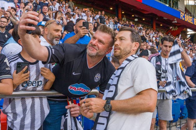 BASEL, SWITZERLAND - JULY 18: warm welcome for head coach Stephan Lichtsteiner of Basel from Juve Supporters before the pre-season friendly match between FC Basel 1893 and Juventus at St. Jakob Stadium on July 18, 2026 in Basel, Switzerland. *** BASEL, SWITZERLAND, JULY 18: A warm welcome for Basel head coach Stephan Lichtsteiner from Juventus supporters before the preseason friendly match between FC Basel 1893 and Juventus at St. Jakob Stadium on July 18, 2026, in Basel, Switzerland Copyright: xJustPictures.ch PascalxvonxBürenx jp-en-EuSpIm-Pavo_Fotografie-05258