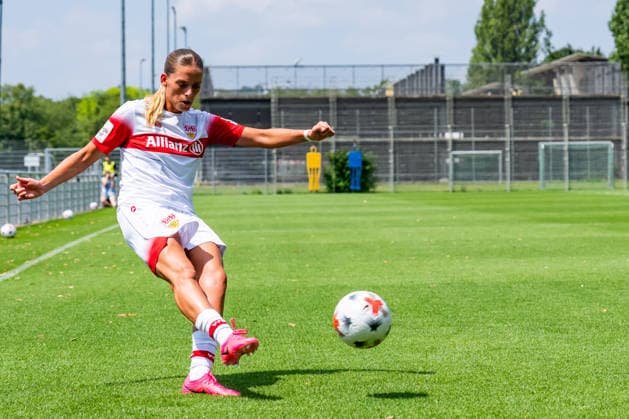 Testspiel: VfB Stuttgart vs. 1. FSV Mainz 05; 18.07.2026 Stuttgart, GERMANY - 18. July 2027: Dafina Redzepi (VfB Stuttgart, 7) während dem Testspiel zwischen dem VfB Stuttgart und dem 1. FSV Mainz 05 auf dem Sportgelände des Clubzentrum des VfB Stuttgart. *** Friendly Match: VfB Stuttgart vs. 1. FSV Mainz 05, July 18, 2026, Stuttgart, GERMANY July 18, 2027 Dafina Redzepi VfB Stuttgart, 7 during the friendly match between VfB Stuttgart and 1 FSV Mainz 05 at the sports complex of the VfB Stuttgart Club Center Copyright: xBEAUTIFULxSPORTS Steinx