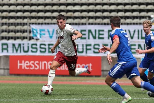 im Zweikampf, Aktion, mit Mert Koemuer 36 (FC Augsburg), FC Augsburg vs. BFV-Schwaben-Auswahl, Fussball, 1. Bundesliga, Testspiel, Saison 2026 27, 18.07.2026 Augsburg Bayern Deutschland *** One-on-one, Action, featuring Mert Koemuer (36, FC Augsburg), FC Augsburg vs. BFV Schwaben Select, Soccer, Bundesliga 1, Friendly Match, 2026–27 Season, July 18, 2026, Augsburg, Bavaria, Germany Copyright: xkolbert-press ChristianxKolbertx