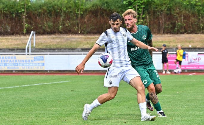 18.07.2026 - Fussball - Saison 2026 2027 - Testspiel Freundschaftsspiel Vorbereitungsspiel - SpVgg Greuther Fürth ( Kleeblatt ) - FC Zürich - Sportfoto Zink MeZi - xmexzix - regulations prohibit any use of photographs as image sequences and or quasi-video - only for editorial use - Selmin Hodza (32, FC Zürich ) vor Ole Pohlmann (10, SpVgg Greuther Fürth ) *** July 18, 2026 Soccer Season 2026–2027 Exhibition Match Friendly Match Preseason Match SpVgg Greuther Fürth Kleeblatt FC Zurich Sports Photo Zink MeZi xmexzix Regulations prohibit any use of photographs as image sequences and or quasi-video; for editorial use only Selmin Hodza 32, FC Zurich vs. Ole Pohlmann 10, SpVgg Greuther Fürth