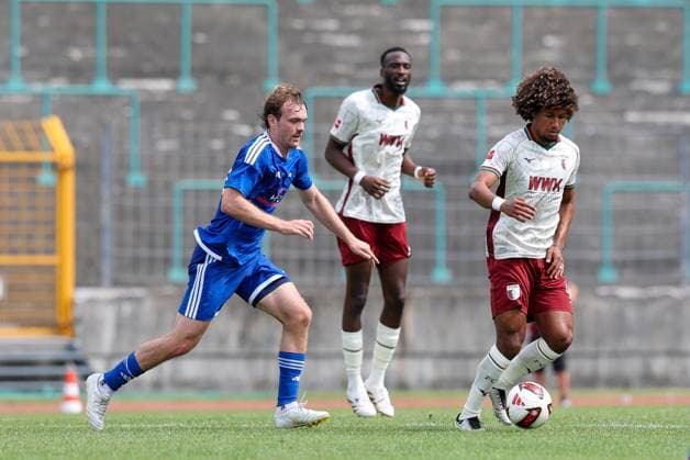 im Zweikampf, Aktion, mit Han-Noah Massengo 4 (FC Augsburg), FC Augsburg vs. BFV-Schwaben-Auswahl, Fussball, 1. Bundesliga, Testspiel, Saison 2026 27, 18.07.2026 Augsburg Bayern Deutschland *** One-on-one, Action, featuring Han Noah Massengo (No. 4, FC Augsburg), FC Augsburg vs. BFV Schwaben Select Team, Soccer, Bundesliga 1, Friendly Match, 2026–27 Season, July 18, 2026, Augsburg, Bavaria, Germany Copyright: xkolbert-press ChristianxKolbertx