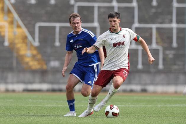 im Zweikampf, Aktion, mit Dennis Lechner 11 (TSV Rain Lech), Keven Schlotterbeck 31 (FC Augsbburg), FC Augsburg vs. BFV-Schwaben-Auswahl, Fussball, 1. Bundesliga, Testspiel, Saison 2026 27, 18.07.2026 Augsburg Bayern Deutschland *** One-on-one, action, featuring Dennis Lechner 11 (TSV Rain Lech) and Keven Schlotterbeck 31 (FC Augsburg), FC Augsburg vs. BFV Schwaben Select, soccer, 1st Bundesliga, Friendly Match, 2026–27 Season, July 18, 2026, Augsburg, Bavaria, Germany Copyright: xkolbert-press ChristianxKolbertx