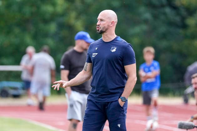 Christian Ilzer (Trainer, Cheftrainer, Hoffenheim), gibt Anweisungen, gestikuliert, mit den Armen gestikulieren, Einzelbild, Einzelfoto, Aktion, Action, 18.07.2026, Bad Friedrichshall (Deutschland), Fussball, Testspiel, TSG 1899 Hoffenheim - SGV Heilbronn-Freiberg, DFB DFL REGULATIONS PROHIBIT ANY USE OF PHOTOGRAPHS AS IMAGE SEQUENCES AND OR QUASI-VIDEO. *** Christian Ilzer, coach and head coach of Hoffenheim, gives instructions, gesturing with his arms; single frame, single photo, action, July 18, 2026, Bad Friedrichshall, Germany, soccer, exhibition match, TSG 1899 Hoffenheim vs. SGV Heilbronn Freiberg, DFB and DFL regulations prohibit any use of photographs as image sequences and or quasi-video xozx