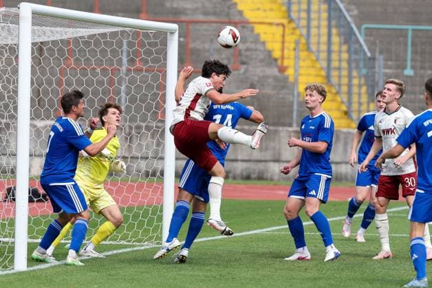 im Zweikampf, Aktion, mit Franz Xaver Bleicher 41 (FC Augsburg), FC Augsburg vs. BFV-Schwaben-Auswahl, Fussball, 1. Bundesliga, Testspiel, Saison 2026 27, 18.07.2026 Augsburg Bayern Deutschland *** One-on-one, Action, featuring Franz Xaver Bleicher (41, FC Augsburg), FC Augsburg vs. BFV Schwaben Select, Soccer, Bundesliga 1, Friendly Match, 2026–27 Season, July 18, 2026, Augsburg, Bavaria, Germany Copyright: xkolbert-press ChristianxKolbertx