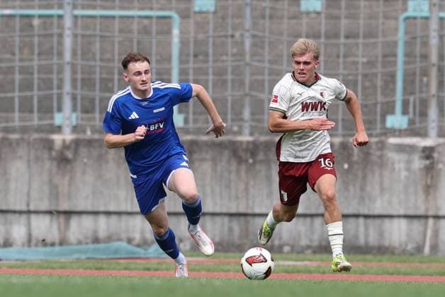 im Zweikampf, Aktion, mit Hennes Behrens 16 FC Augsbburg), FC Augsburg vs. BFV-Schwaben-Auswahl, Fussball, 1. Bundesliga, Testspiel, Saison 2026 27, 18.07.2026 Augsburg Bayern Deutschland *** One-on-one, Action, featuring Hennes Behrens, 16, FC Augsburg, FC Augsburg vs. BFV Schwaben Select, Soccer, Bundesliga 1, Friendly Match, 2026–27 Season, July 18, 2026, Augsburg, Bavaria, Germany Copyright: xkolbert-press ChristianxKolbertx